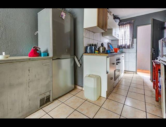 2 BEDROOM FLAT FOR SALE IN KEMPTON PARK CENTRAL